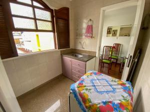 una pequeña cocina con fregadero y mesa en Elite Flat en Pará de Minas