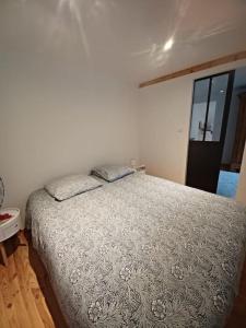 um quarto com uma cama com duas almofadas em Gite de la Grande Verrerie 6 personnes RIBEAUVILLE em Ribeauvillé