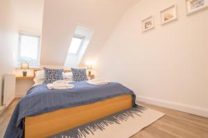 1 dormitorio con 1 cama con 2 toallas en Harbour Master en Kilmelfort