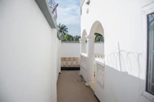 Brufut的住宿－Jobz Luxury Rental - White Villa，白色建筑的走廊,带窗户