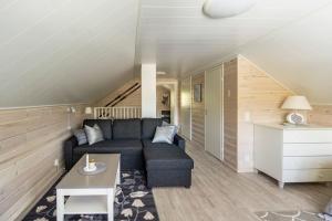 een woonkamer met een bank en een tafel bij Villa Havu holiday home in Pyhä/Lapland in Pyhätunturi