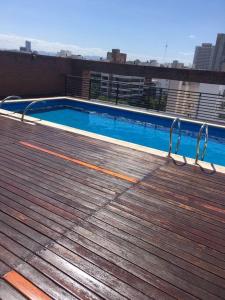 una piscina en la parte superior de un edificio en Habita Plaza -Dpto en Barrio General Paz con Pileta Sum en Córdoba