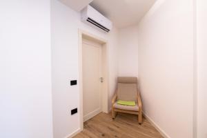 ein kleines Zimmer mit einem Stuhl und einer Tür in der Unterkunft Palazzo Chimelli in Pergine Valsugana