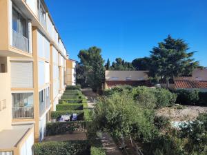 Ogród w obiekcie Appartement avec piscine proche plage et commerces