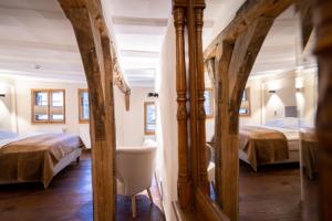 um quarto de hotel com duas camas e uma cadeira em Goldener Löwe em Limburg an der Lahn