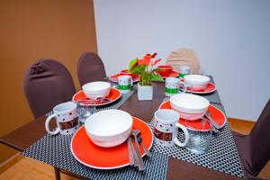 een tafel met rode borden en mokken erop bij Departamento KIRI familiar ó empresarial cerca al Aeropuerto de Juliaca- Perú in Juliaca