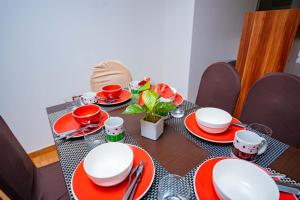 een tafel met rode en witte borden en bekers erop bij Departamento KIRI familiar ó empresarial cerca al Aeropuerto de Juliaca- Perú in Juliaca +12 foto's