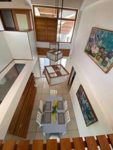 una vista aérea de una habitación con mesa y sillas en Beautiful apartment in the heart of Puerto Ayora, en Puerto Ayora