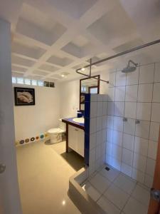 y baño con ducha y aseo. en Beautiful apartment in the heart of Puerto Ayora, en Puerto Ayora