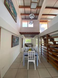 comedor con mesa azul y sillas blancas en Beautiful apartment in the heart of Puerto Ayora, en Puerto Ayora