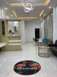 un soggiorno con tappeto di drago sul pavimento di HO GIA AN Home - King Room a Ấp Lợi Ðủ