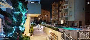 Un árbol de Navidad al lado de un edificio en 2 Quartos Praia Capão Novo - Capão da Canoa RS, en Capão da Canoa