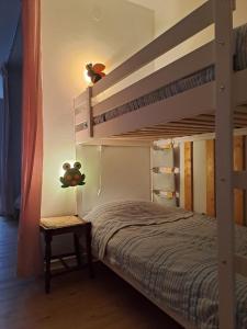 - une chambre avec des lits superposés et une table dans l'établissement Casa Vacanze Bianca Sella Nevea, à Sella Nevea