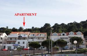 un edificio de apartamentos con un cartel que lee el apartamento en Apartment Stella Polaris, en Dubrovnik
