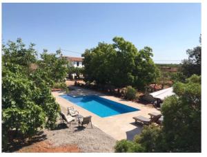 una vista aérea de una piscina con tumbonas en Mas de Paco, Chimenea, barbacoa y piscina en Vall dʼAlba