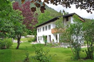 a white house in the middle of a yard at Ferienwohnung Zulehenweg 15 in Schönau am Königssee