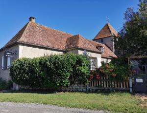 uma casa com uma cerca em frente em Chambres d'hôtes Domaine des Formes em Effiat