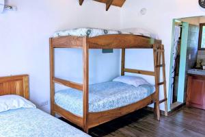 um quarto com 2 beliches num quarto em Didi Lodge - Cabaña cálida y acogedora! em Cañas