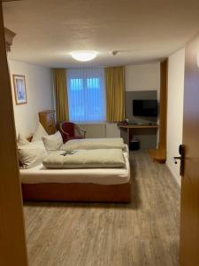 ein Hotelzimmer mit einem Bett und einem Schreibtisch in der Unterkunft Gasthof Krone Hotel & Restaurant in Friedrichshafen