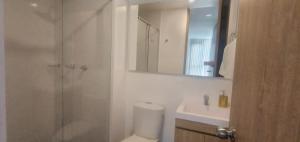 y baño con ducha, aseo y lavamanos. en Apartamento Urapanes La Toscana, en Manizales