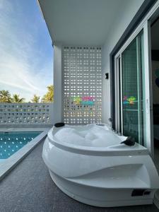 Der Swimmingpool an oder in der Nähe von Good View Pool Villa Udonthani