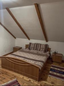 ein Schlafzimmer mit einem großen Bett im Dachgeschoss in der Unterkunft Chalet Breza in Kolašin