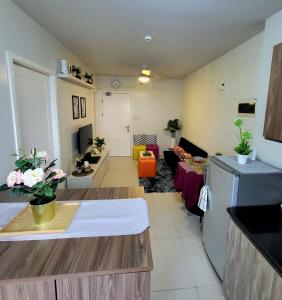 Circulo Verde Avila North Tower في مانيلا: غرفة معيشة مع أريكة وغرفة معيشة