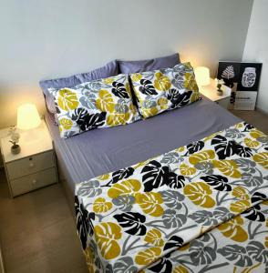 1 dormitorio con 1 cama de color amarillo y negro en Circulo Verde Avila North Tower, en Manila