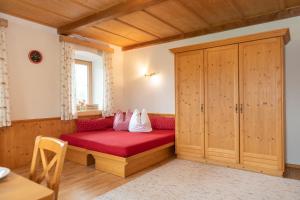Posteľ alebo postele v izbe v ubytovaní Hartlhof Urlaub am Baby- und Kinderbauernhof