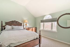 um quarto com uma cama e um espelho grande em Spacious East Stroudsburg House Game Room and Yard! em East Stroudsburg