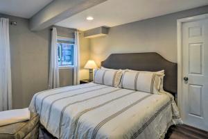 Un dormitorio con una cama grande y una ventana en Quiet Studio Suite about 6 Mi to Downtown Parker, en Parker
