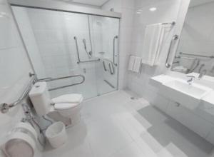 y baño con aseo, ducha y lavamanos. en Transamerica Executive Bela Cintra (Paulista), en São Paulo