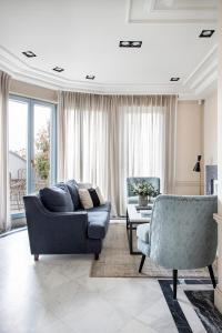 sala de estar con sofá y silla en Ayala 63 - THE ARC COLLECTION en Madrid