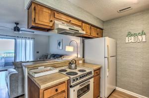 Condo with Pool Access - Walk to Beach!的厨房或小厨房