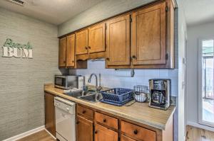 Condo with Pool Access - Walk to Beach!的厨房或小厨房