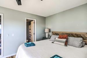 Condo with Pool Access - Walk to Beach!客房内的一张或多张床位