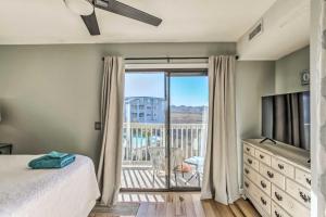 卡罗来纳比奇Condo with Pool Access - Walk to Beach!的一间带床、电视和阳台的卧室