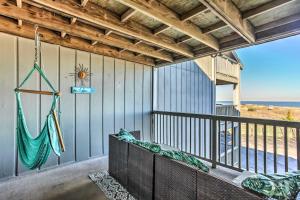 Condo with Pool Access - Walk to Beach!的阳台或露台