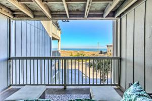 Condo with Pool Access - Walk to Beach!的阳台或露台