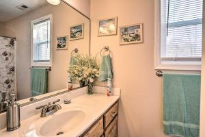 un bagno con lavandino e specchio di Prince George Getaway Near Historic Sites! a Prince George Altre 16 foto