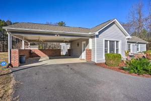 una casa con garage con vialetto di Prince George Getaway Near Historic Sites! a Prince George