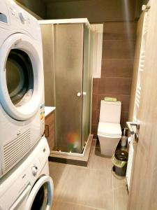 A bathroom at Ilias' cosy and relaxing apartment