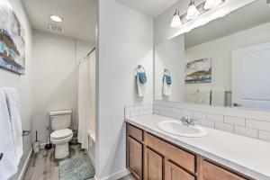 un bagno con lavandino, WC e specchio di Nampa Townhome about 18 Mi to Downtown Boise! a Nampa Altre 18 foto