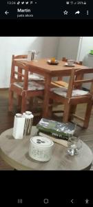 una foto de una mesa con una mesa de madera y una mesa en Diabluras, en Punta del Diablo