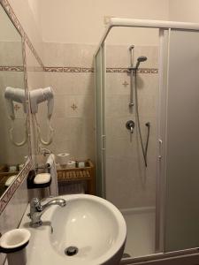 菲耶索莱Agriturismo IL VIAIO的带水槽和淋浴的浴室 更多37张照片