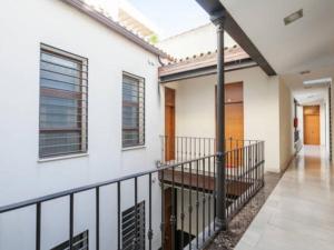 een hal van een huis met een balkon bij La buhardilla in Sevilla