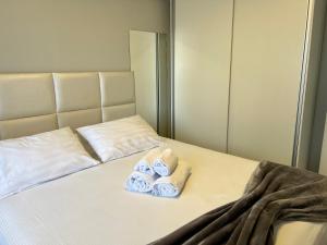 a bed with two folded towels on it at Apartamento prox a Beira Mar in Fortaleza