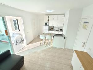 Kuchyňa alebo kuchynka v ubytovaní CALIMA Lodge Corralejo