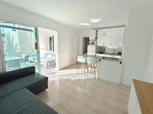 Kuchyňa alebo kuchynka v ubytovaní CALIMA Lodge Corralejo
