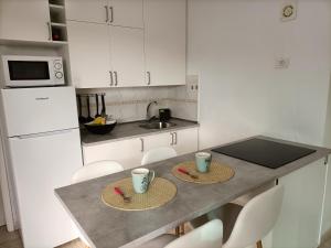 Kuchyňa alebo kuchynka v ubytovaní CALIMA Lodge Corralejo